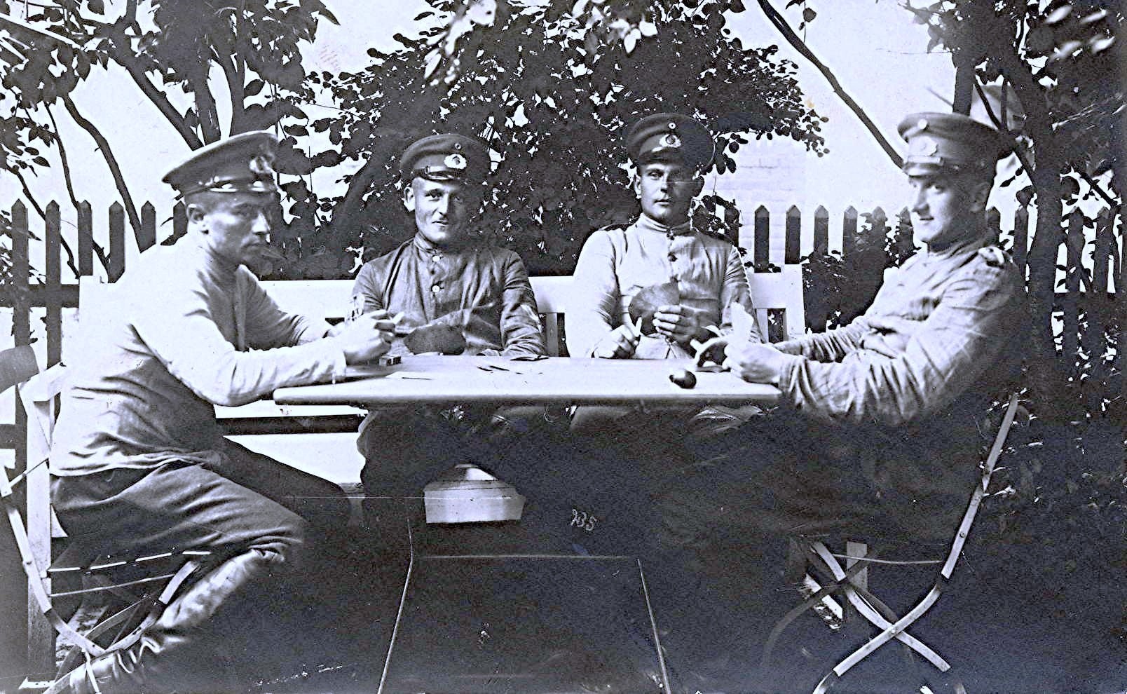 Gustav Lörzer im Kreis seiner Kameraden (ca. 1925)